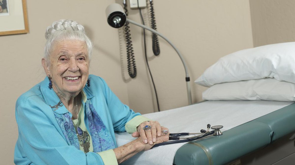 Bác sĩ 102 tuổi chia sẻ 5 bí quyết sống thọ ai cũng có thể thực hiện - Ảnh 1.